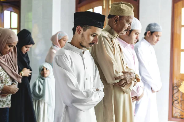 穆斯林祈祷的拜姿态 — 图库照片