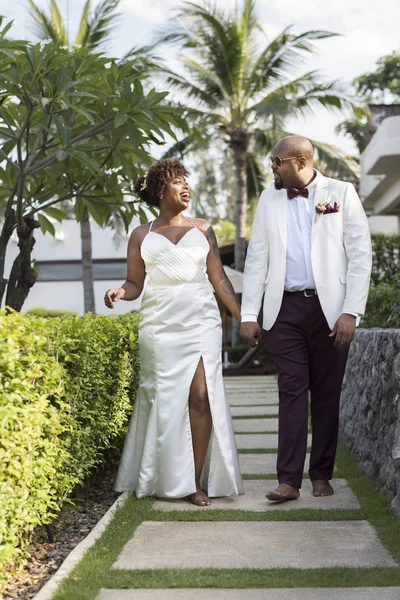 Africano Casal Americano Casar Uma Ilha — Fotografia de Stock