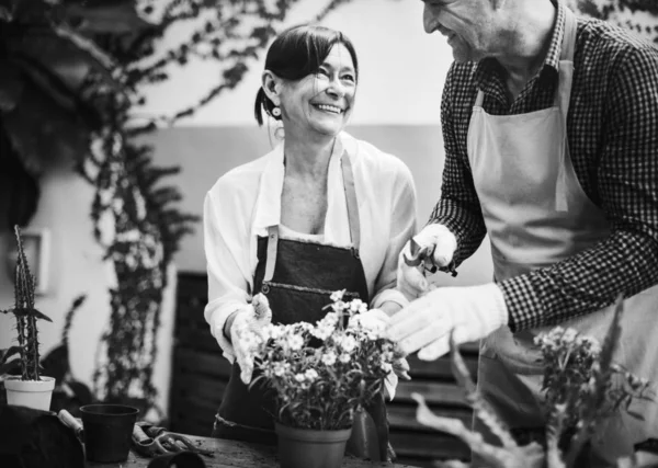 Gente Plantando Flores Jardín — Foto de Stock