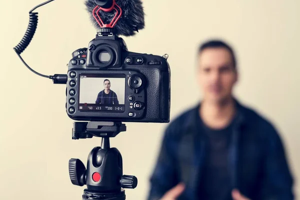 Messa Fuoco Selettiva Del Video Blogger Che Parla Sulla Macchina — Foto Stock