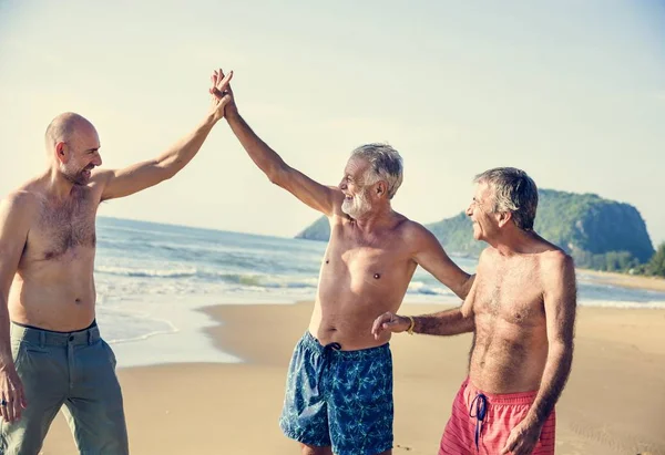 Amigos Mayores Divirtiéndose Playa — Foto de Stock