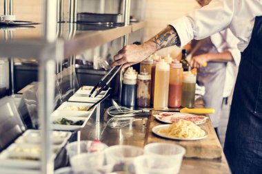 Çalışma ve mutfakta yemek Şef