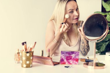 genç çekici makyaj kadın dövme