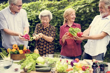 Taze tutan kıdemli elleriyle closeup organik vegeable