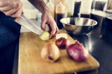 Mutfak personeli closeup hazırlamak yemek malzemeler
