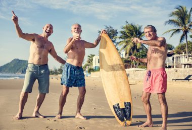 Sahilde olgun sörfçü