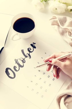 Ekim takvimde yazma kadın 