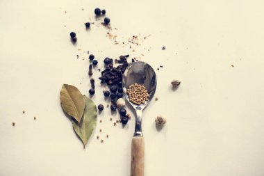 Baharat kaşık ve beyaz arka planda çeşitli