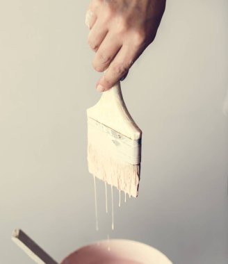 kısmi boya fırçası tutan insan el görünümünü 