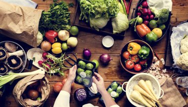 Sebze hazırlayan biri.