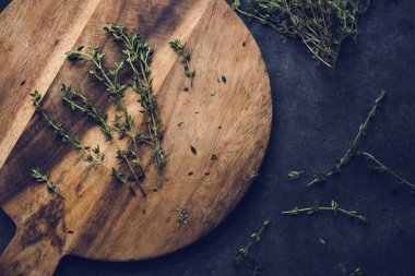 Ahşap masa üzerinde taze thymes bitki havadan görünümü