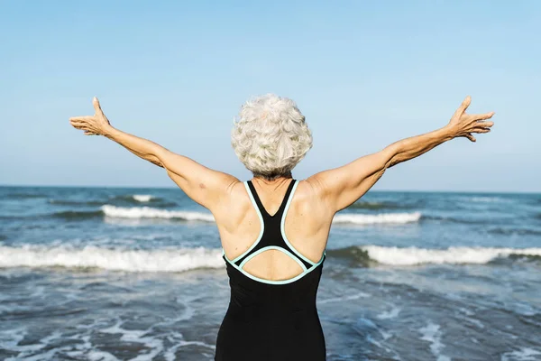 Reife Asiatische Frau Streckt Ihre Arme Aus — Stockfoto