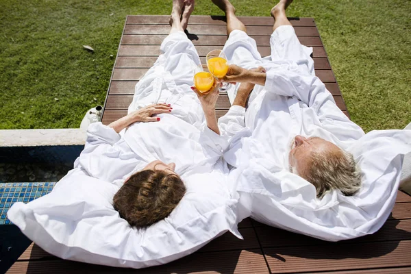 Oude Paar Liggend Een Houten Strandstoel — Stockfoto