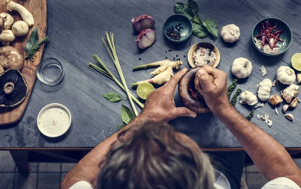 Vista Aérea Manos Aplastando Ingredientes Asiáticos Con Mortero Pestle — Foto de Stock