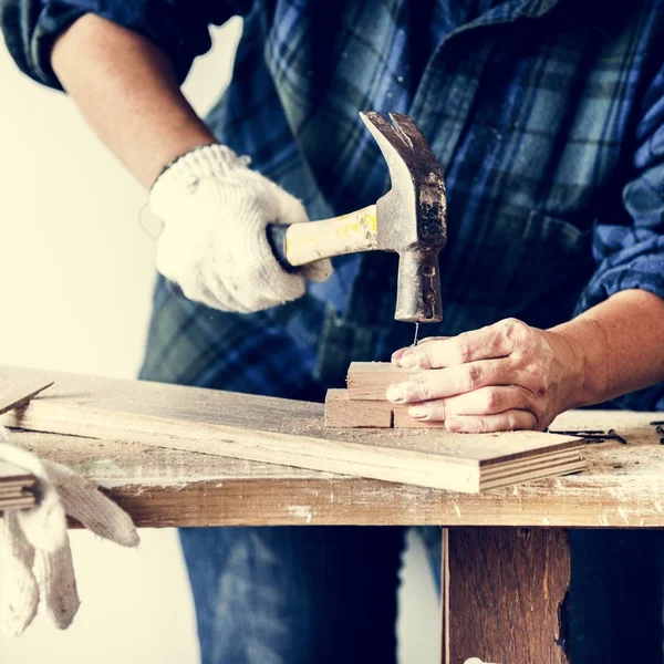 Female carpenter using hammer — Stock Photo, Image