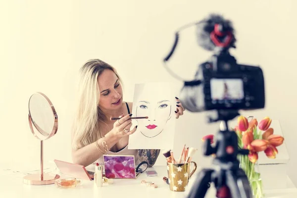 Young Beauty Blogger Recoding Makeup Tutorial Dslr Camera — Stock Photo, Image