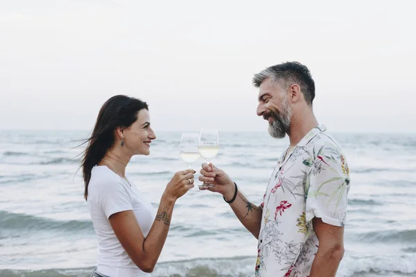 Par Njuter Ett Glas Vin Vid Stranden — Stockfoto