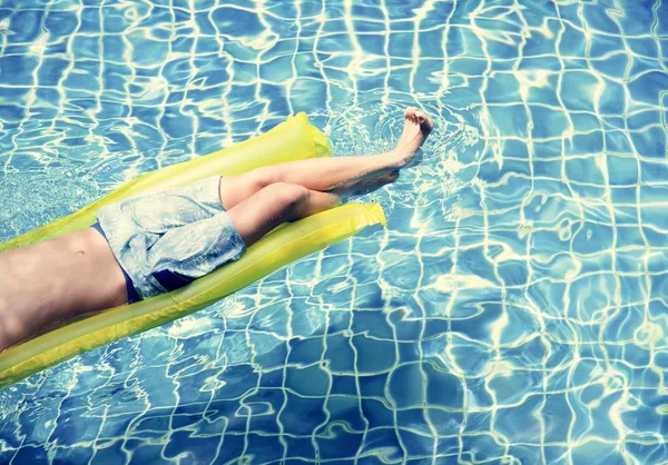 Jeune Garçon Caucasien Appréciant Flottant Dans Piscine Sur Lit Gonflable — Photo