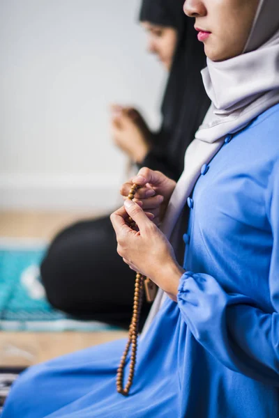 Donne Musulmane Che Utilizzano Misbaha Tenere Traccia Del Conteggio Tasbih — Foto Stock