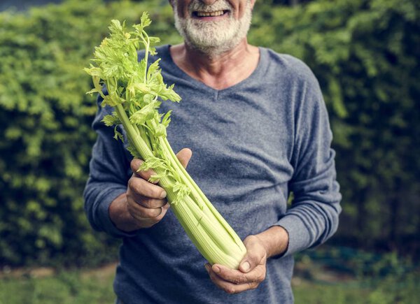 пожилой человек, держащий в руках кале
