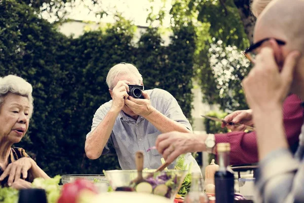 Senior Man Nemen Foto Van Vrienden Met Retro Filmcamera — Stockfoto