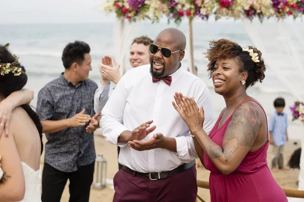 Convidados Uma Cerimônia Casamento Praia — Fotografia de Stock