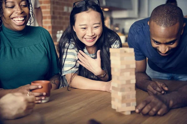 Amici Che Giocano Insieme Casa — Foto Stock