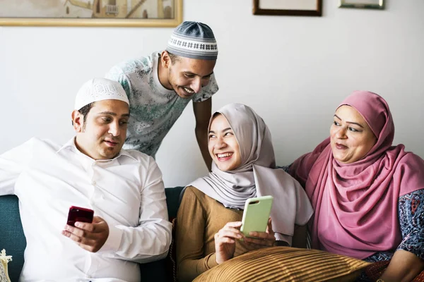 Muslim Friends Using Social Media Phones — Stock Photo, Image