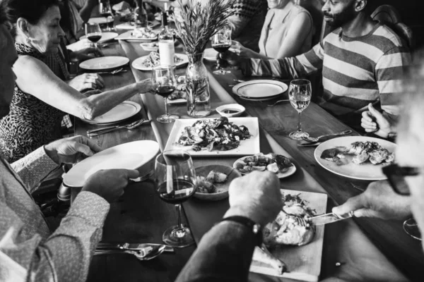 Gruppe Verschiedener Freunde Beim Gemeinsamen Abendessen — Stockfoto