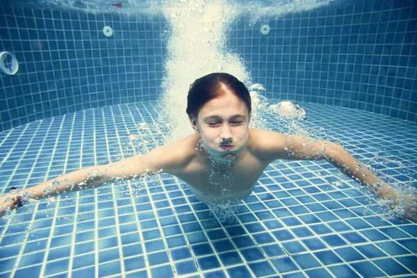 Ung Kaukasisk Pojke Njuter Poolen Vattnet — Stockfoto