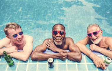 Grup çeşitli üst düzey adam birlikte havuz keyfi
