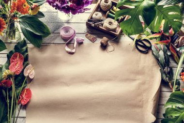 Çiçekçi Dükkanı, birçok farklı çiçek ve sarma kağıdı tablonun üstten görünüm 