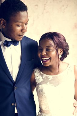 Neşeli Afrika asıllı gelin ve damat birlikte