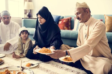 Müslüman aile yerde akşam yemeği