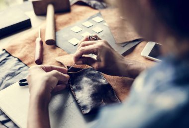 Deri el işi dikme ustasının yakın çekimi.