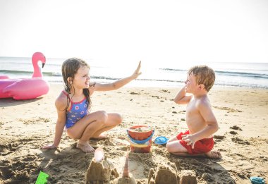 cerca del tablero de madera de cocina con carne seca picada, perejil, tomate y queso. es conveniente como un fondo para el menú, flayer, prescripción y publicidad