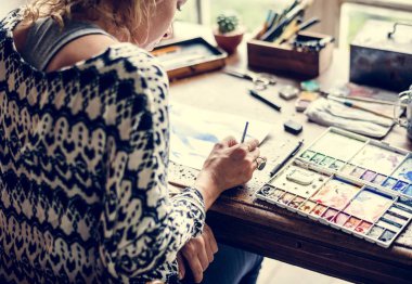 Sanatçı suluboya ile çizim