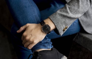 Birilerinin gelmesini bekleyen adam