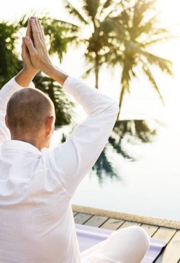 Adam sabah Yoga uygulamak