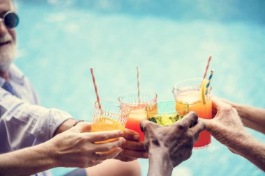 Closeup çeşitli içecekler tungur birlikte eller