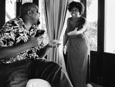 Karısı kocası telefonda çok fazla zaman harcama için kızıyor