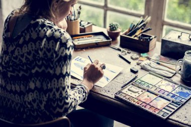 Kağıt üzerine suluboya ile çizim kadın arkadan görünüş