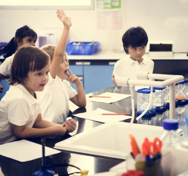 Mutlu çocuklar ilköğretim okulunda