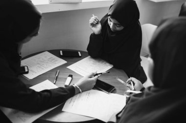 Bir sınıfta eğitim çeşitli Müslüman kızlar