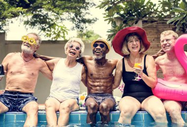 Grup birlikte yaz keyfi havuz kenarında oturan farklı kıdemli yetişkin