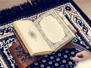 Müslüman kişi halıya Kur'an okuma görüntü kırpılmış 