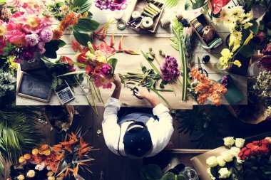 Çiçekçi çiçekçi, çiçek düzenleme yapmaya