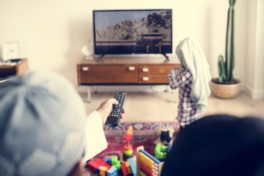 Müslüman aile rahatlatıcı ve evde oynamak