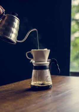 Barista el damlama demlenmiş kahve