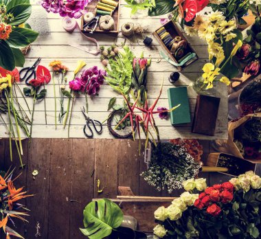 çiçek dükkanlar, birçok farklı çiçek tabloda üstten görünüm 